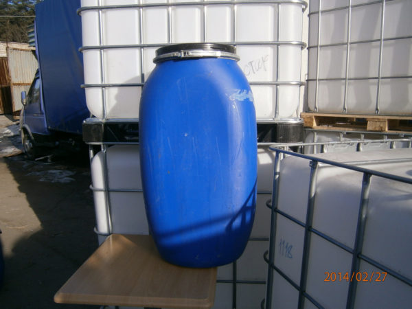синяя пластиковая бочка с крышкой 100 литров
